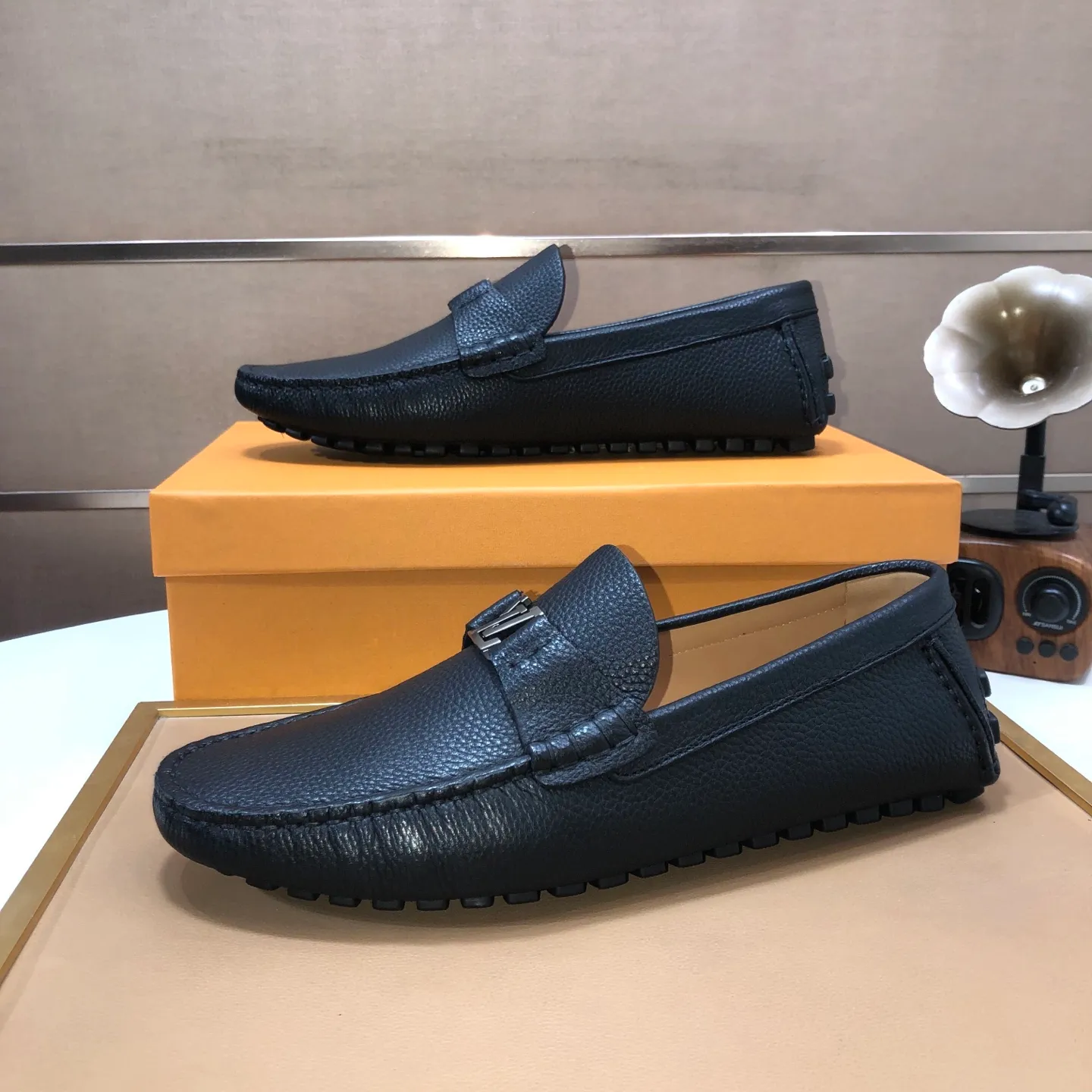 Men's men's shoes 💰420💰 [LV Doudou shoes] (water-dyed cowhide lining) new model is on the market, available on the official website. The new Doudou shoes are processed into single-color materials, and the uppers are made of imported cowhide material. The body of the shoe is fully hemmed with mark thread, and is lined with imported original cowhide leather. The elegant shoe shape is super suitable for all-matching, and the size is 38-44.